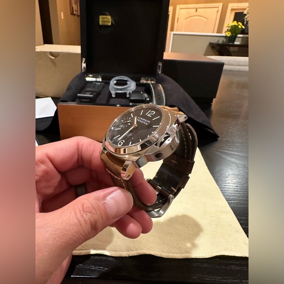 Panerai PAM 1084 (Like New) - Picture 2 of 11